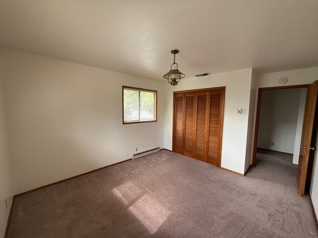 Building Photo - Spacious 3 bed 2 bath home available now!