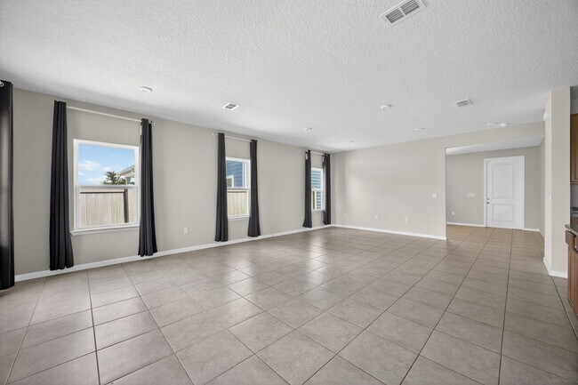 Building Photo - Panther Creek Family Home