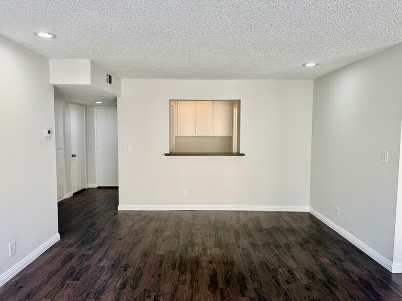 Building Photo - 17440 Burbank Blvd