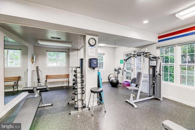 Building Photo - 3254 Valley Dr