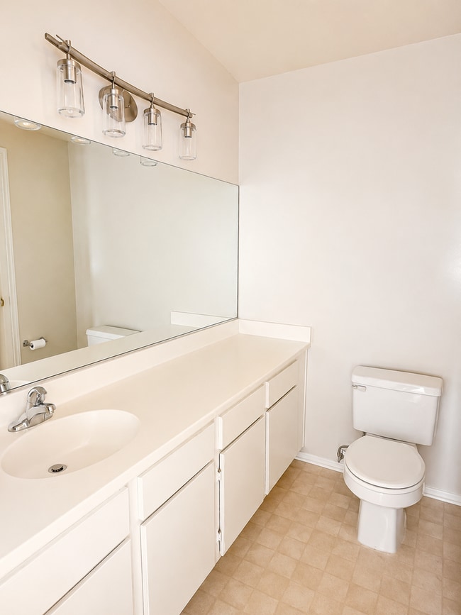 Building Photo - Spacious Upstairs 3 Bed 2.5 Bath Townhouse with 2 Car Tandem Garage