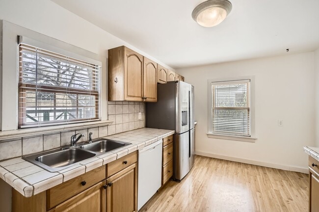 Building Photo - 520 S Loomis Ave