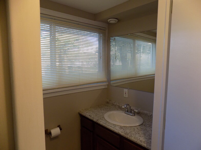 Building Photo - 2505 Maplewood Dr