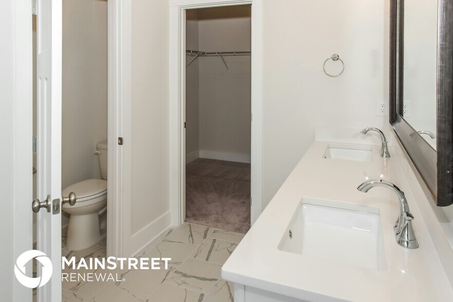 Building Photo - 14705 Greenleaf Dr