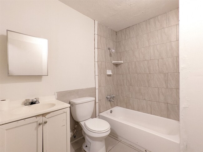 Building Photo - 2016 Creston Dr