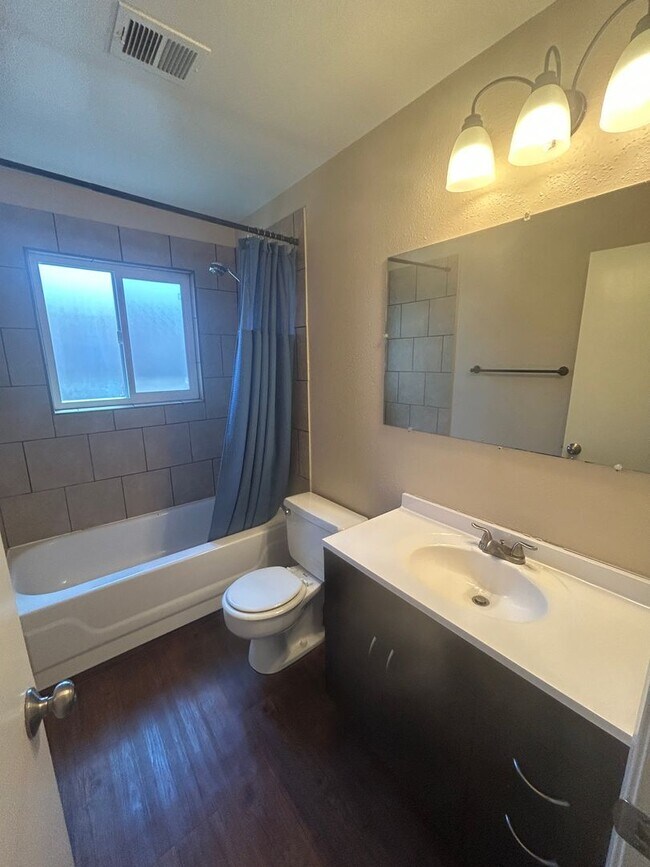Building Photo - Stay cool in Lemoore in this spacious home...