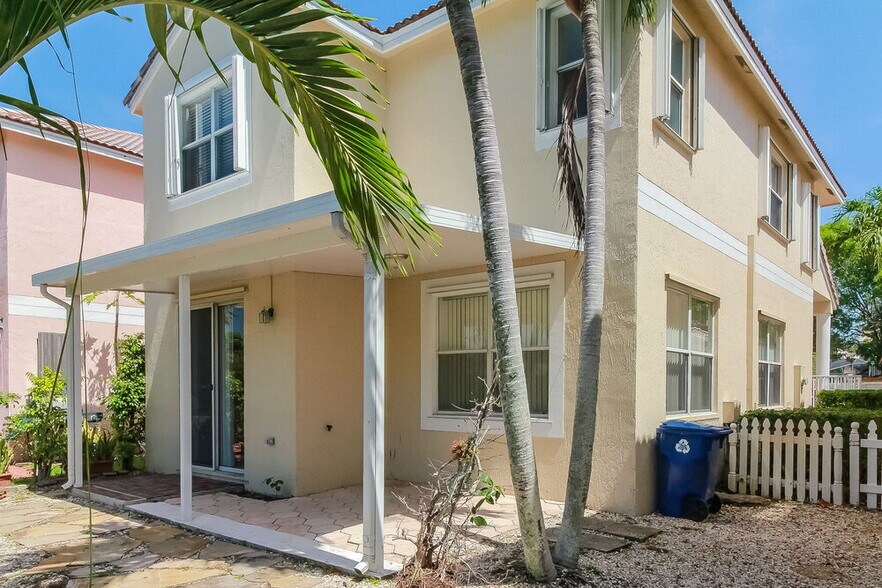 Building Photo - 9724 NW 1st Manor