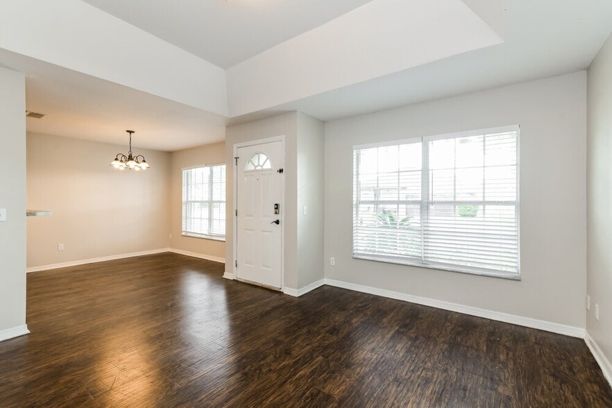 Building Photo - 205 Madalyn Ct