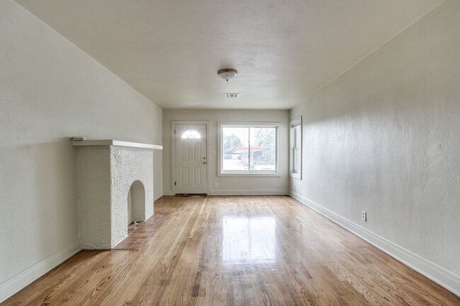 Building Photo - Charming Updated 1-Bedroom Home in Great L...