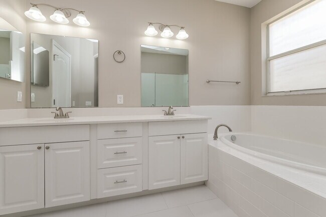 Building Photo - 3696 Braemere Dr