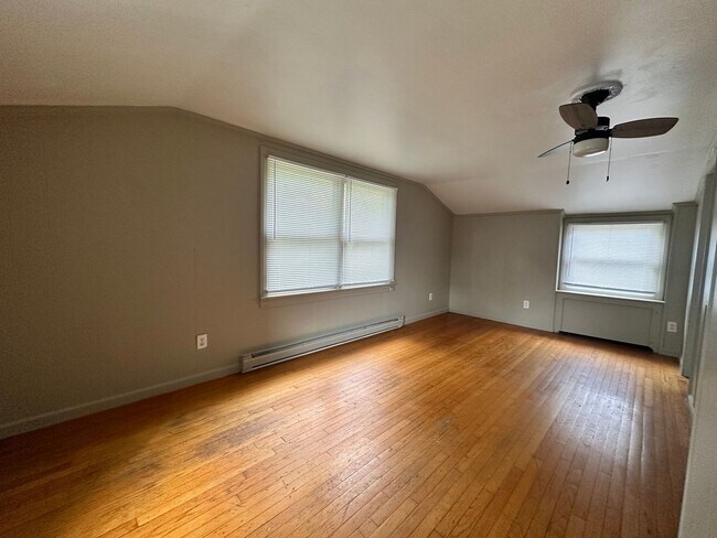 Building Photo - 1 bedroom 1 bath available in the City of Williamsburg! Available Now!
