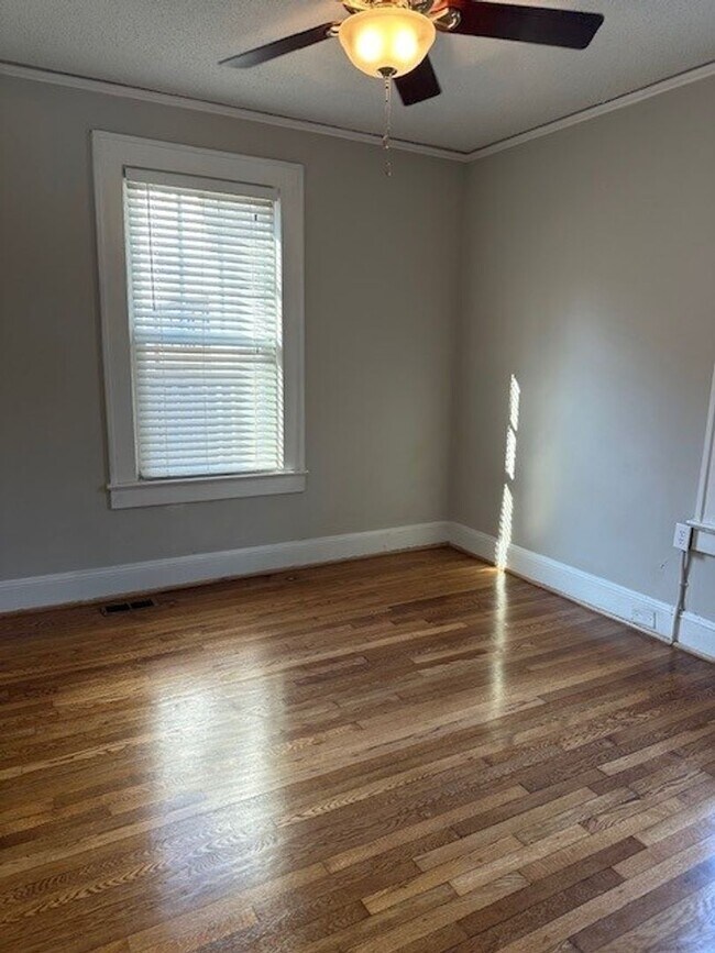 Building Photo - Move In Special -2 Bedroom 1.5 bathroom-Wesley Heights