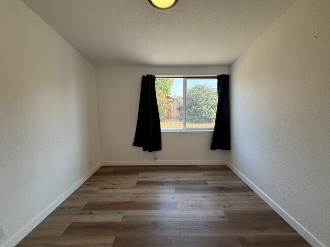 Building Photo - Now renting 3 bedroom House
