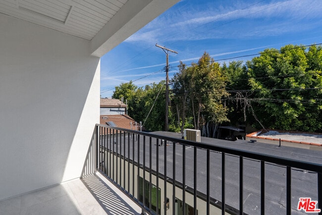 Building Photo - 822 N Orange Grove Ave