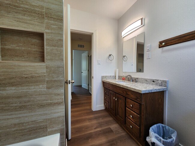 Building Photo - 3 Bedroom Home in NW Santa Rosa