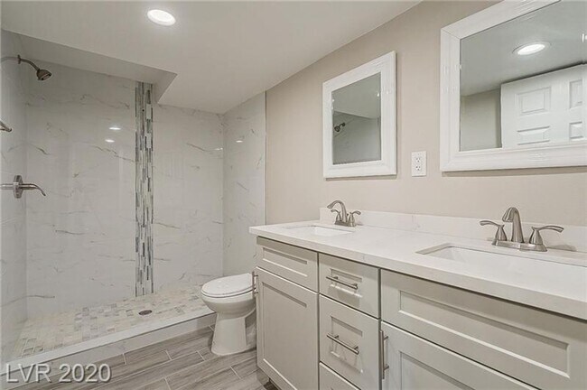 Building Photo - Amazing pool home is great location!!