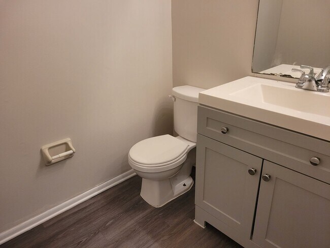 Building Photo - FOR RENT!! CUTE AND COZY 2 BED 1.5 BATH WITH GARAGE (MOVE IN SPECIAL)...