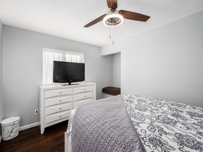 Building Photo - 2545 Vanderberg Ave