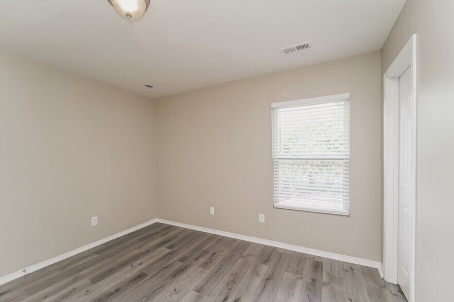 Building Photo - 3804 Larkhaven Village Dr