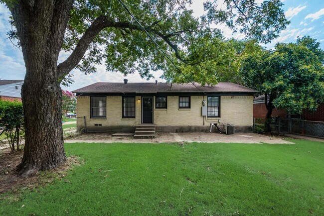Building Photo - 11107 Stallcup Dr