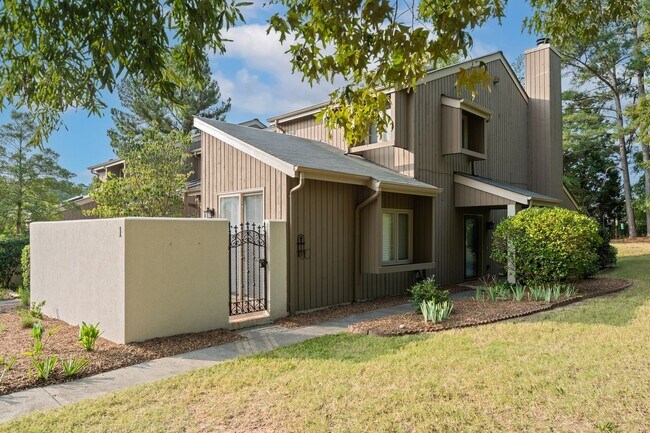 Building Photo - Available mid-July! 3 Bedroom/3 Bath Townhome in Falconbridge!