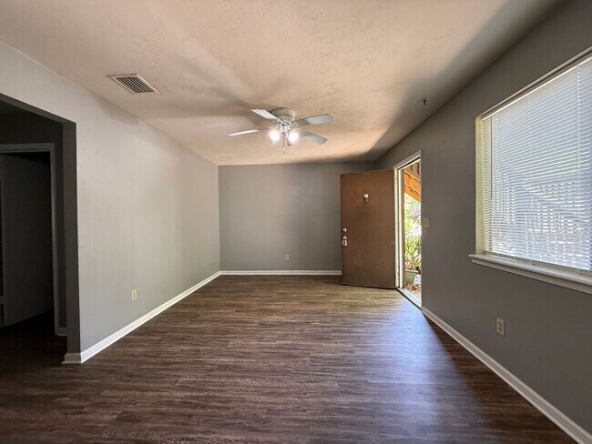 Building Photo - Downstairs unit of Mahan. Close to TMH.