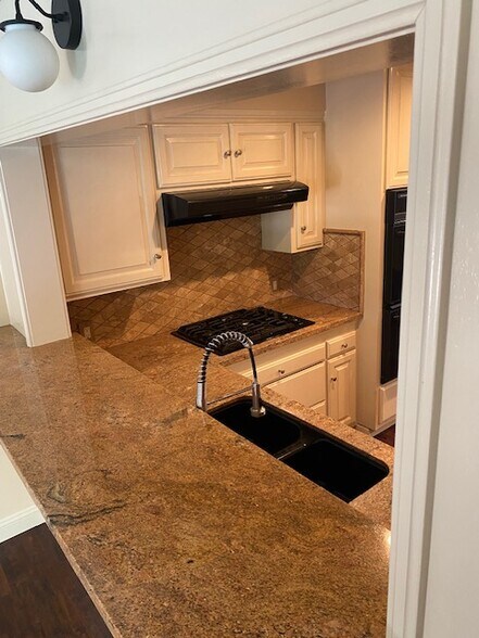 Building Photo - 2000 Karen St