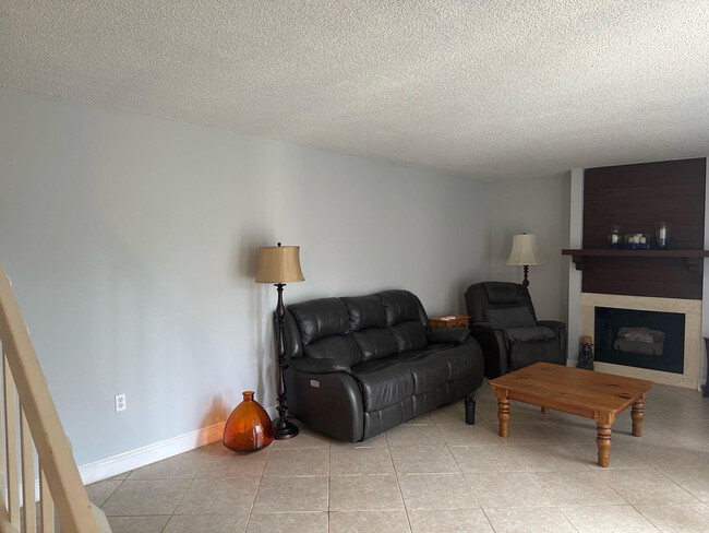 Building Photo - 1120 11th Ct