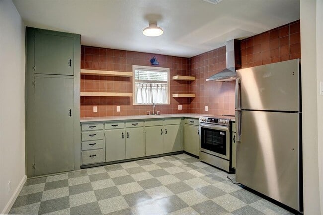 Building Photo - 601 Elm St
