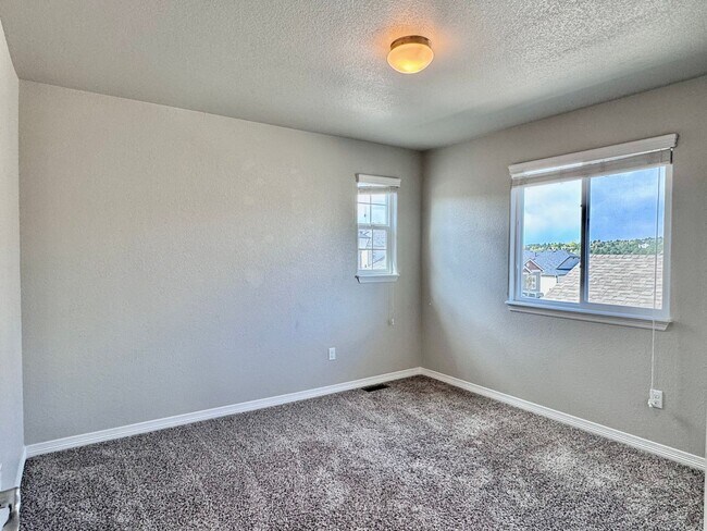 Building Photo - Beautifully Maintained Woodmoor Home Featu...