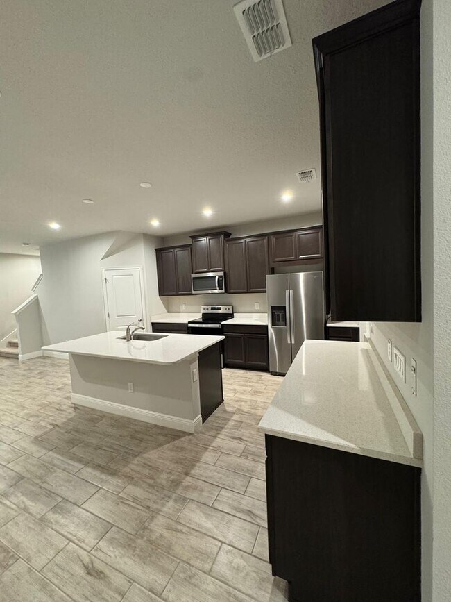 Building Photo - Beautifully maintained 3-bedroom, 2.5-bath townhome