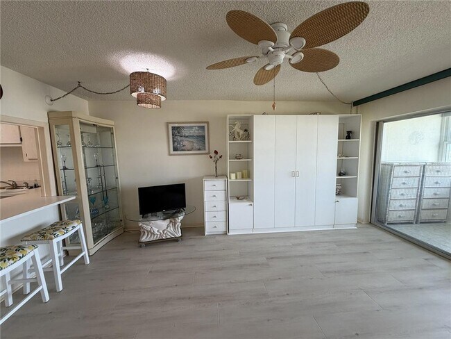 Building Photo - 4550 Cove Cir