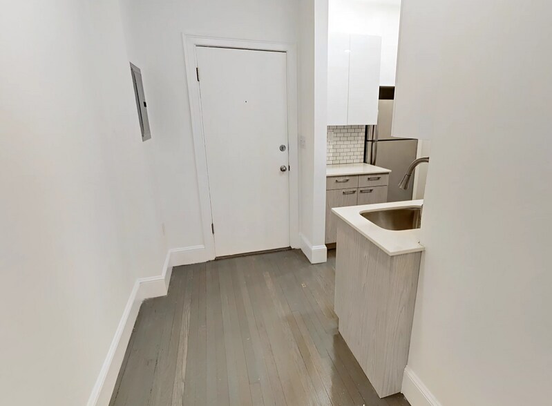 Building Photo - 52 Queensberry St