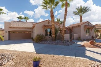 Building Photo - Beautiful home located in the gated commun...