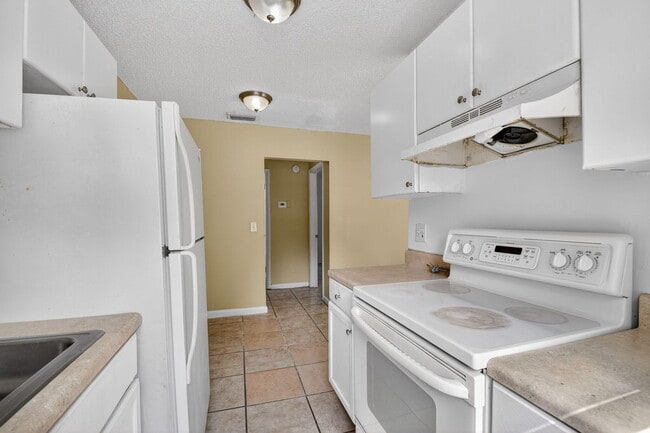 Building Photo - 4825 Serafica Dr