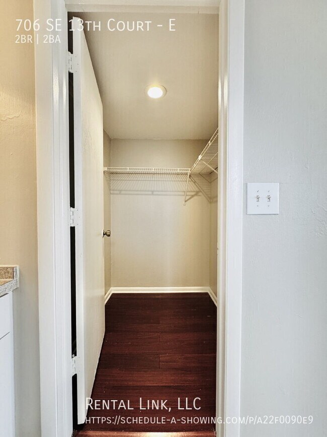 Building Photo - 706 SE 13th Ct