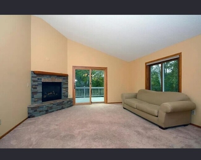 Building Photo - Charming 3BR - 2 Bath House in Shoreview
