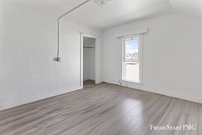 Building Photo - Bright and newly renovated apartment (2 Be...