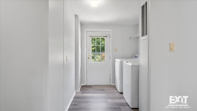 Building Photo - Spacious 3 Bedroom, 2 Bathroom Home in Cou...