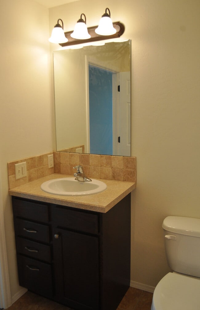 Building Photo - 3 Bedroom 2 Bathroom Condo * Flexible Leas...