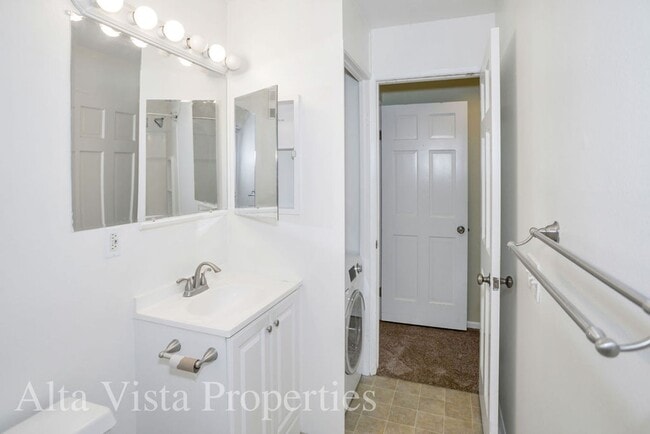 Building Photo - Villa La Jolla Dr 8840-204