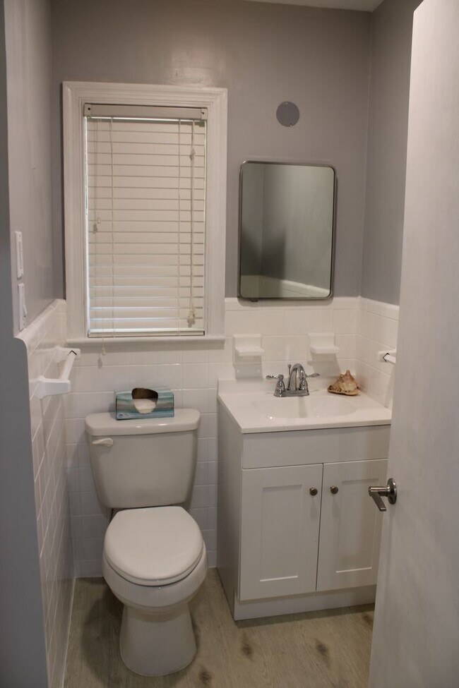 Building Photo - 1404 Woodside Dr W