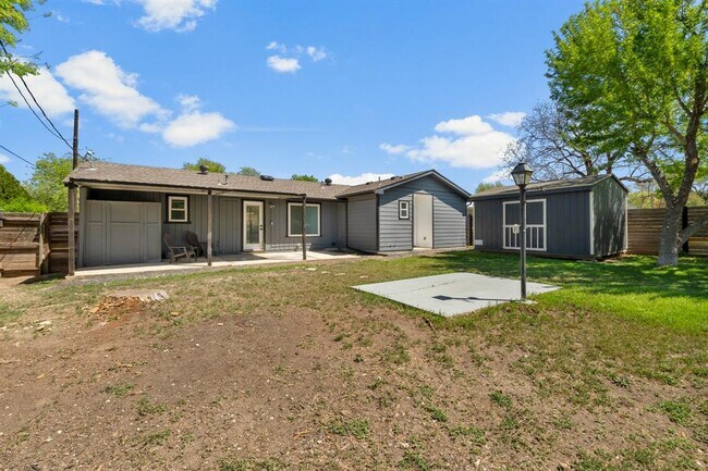 Building Photo - 1113 S Meadows Dr