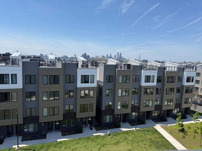 Building Photo - 3111 Parkview Walk
