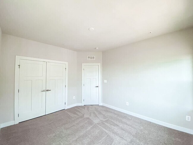 Building Photo - Immaculate & Stunning 3 Bedroom 2.5 Bathroom Brick, End-Unit Condo Style Townhome In Luxurious An...