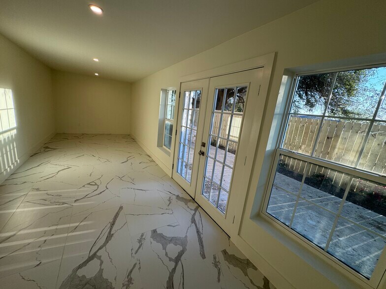 Building Photo - 13 Royale Cir