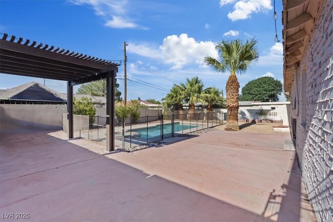 Building Photo - 1609 Chapman Dr