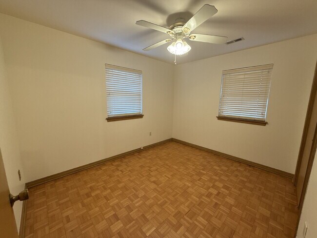 Building Photo - "Charming Space in Yukon, OK! Lawn care included!"