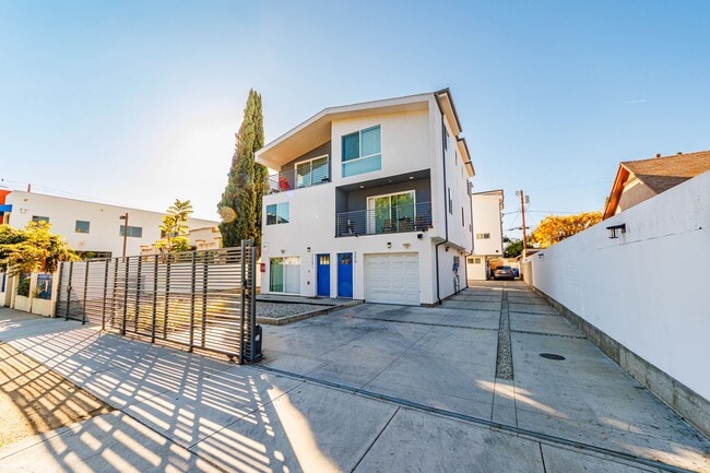 Building Photo - 1119 N Berendo St