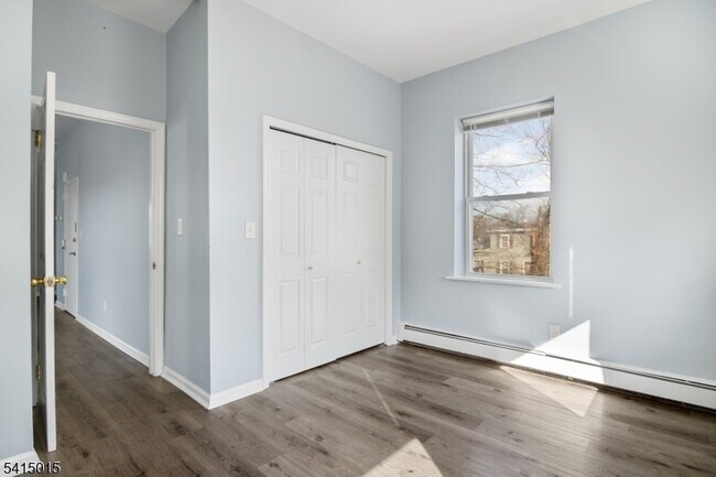 Building Photo - 150 E Main St